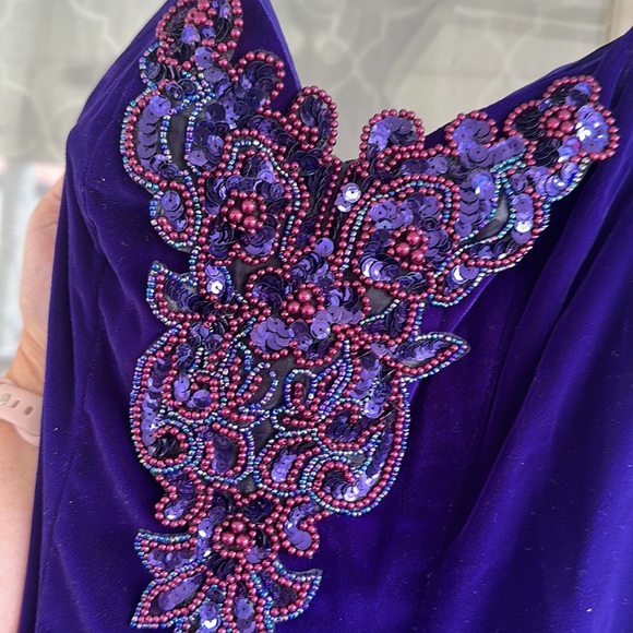 Purple velvet dress - Picture 2 of 5